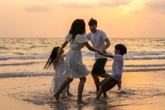 Mengapa Ayah Lebih Sayang Anak Perempuan & Ibu Sebaliknya?