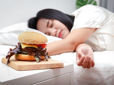 Bahaya Kebiasaan Sepele Setelah Makan Kini Tengkurap