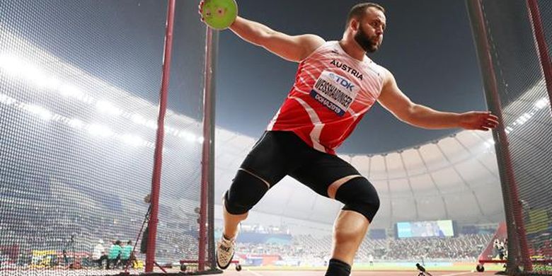 Lempar Cakram Olahraga Kompetitif Dengan Fokus Dan Kekuatan