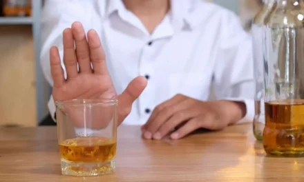 Bahaya Tersembunyi Di Balik Kebiasaan Mengonsumsi Alkohol