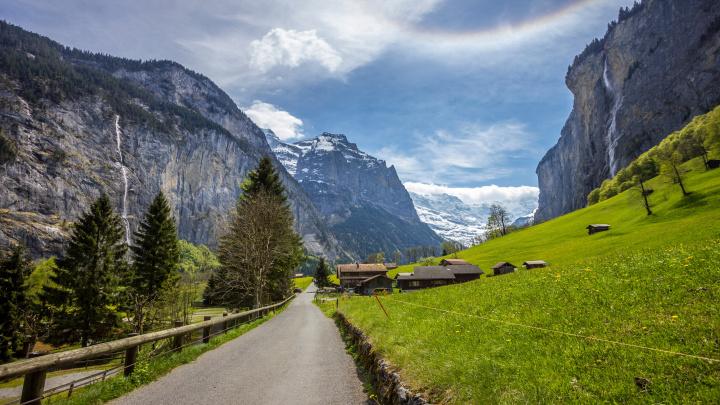 Desa Lauterbrunnen Pemandangan Indah Dengan Tebing Curam
