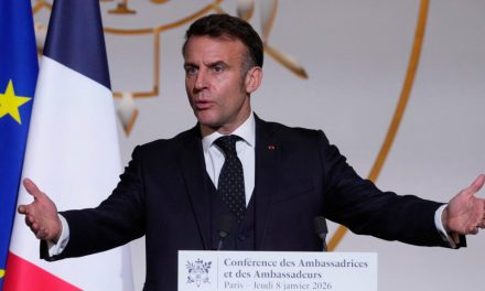 Emmanuel Macron Politisi Sekaligus Presiden Yang Relatif Muda