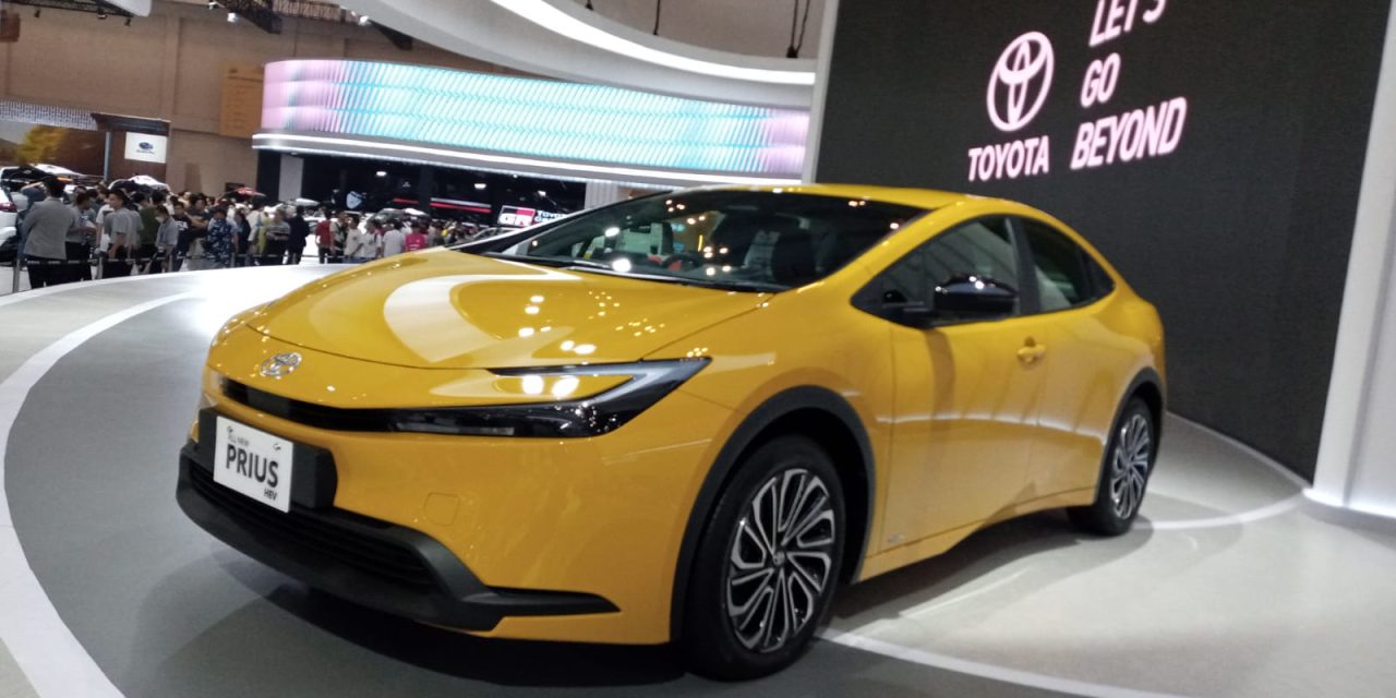 Toyota Prius HEV Mobil Paling Eksotis Dan Ramah Lingkungan