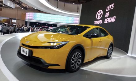 Toyota Prius HEV Mobil Paling Eksotis Dan Ramah Lingkungan