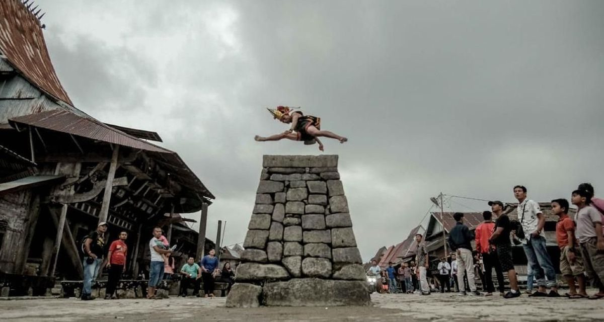 Kegiatan Lompat Batu Nias Simbol Keberanian Seorang Pria Nias